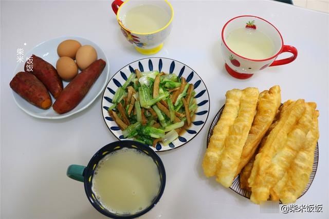 早餐不将就，想吃什么做什么，油条豆浆加炒菜，好做好吃