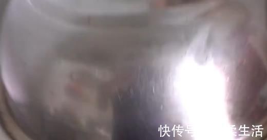 金黄色|不用烤箱，不用打蛋器，教你做蓬松的金黄色蛋糕