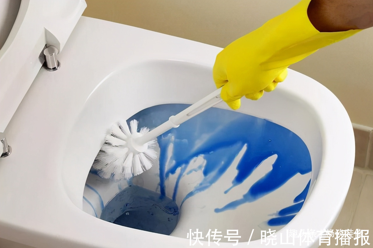 马桶脏了别费力刷，学会小妙招污垢清除一点都不费劲，轻松做懒人