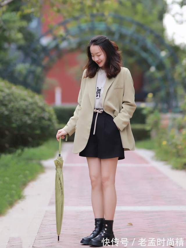 小蛮腰|微胖女生怎么穿才好看?西服外套搭配T恤和黑色短裤,显高又显瘦
