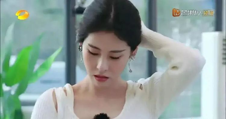 張碧晨一根筷子盤頭發(fā),趙麗穎都驚訝了