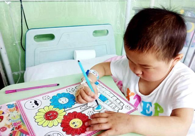 小女孩|农家小女孩得了白血病,刚治“好”就复发了,爸爸除了哭还是哭