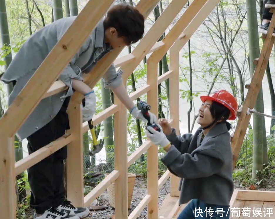 张艺兴|蘑菇屋嘉宾搭木屋,张艺兴让张子枫递电钻,她的动作细节太博好感