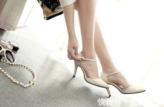 美丽 尖头高跟鞋秀出美丽女人优雅气场,这样的打扮男同事见了都说美