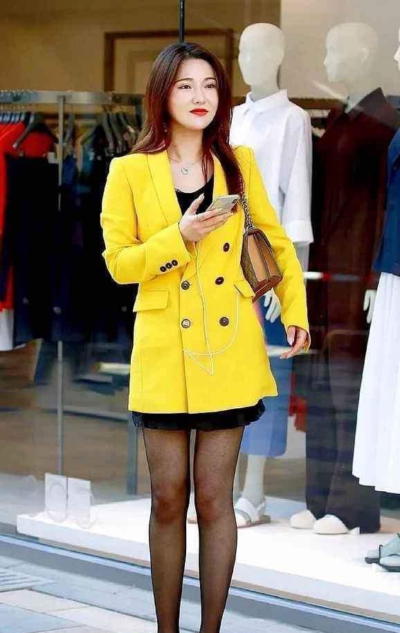 邻家小妹时尚的V领设计造型精美,时尚靓丽,青春减龄