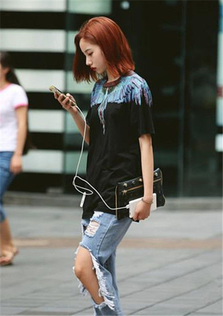 靓丽|街拍:酷范十足的小美女,身穿破洞牛仔,青春靓丽潮范十足
