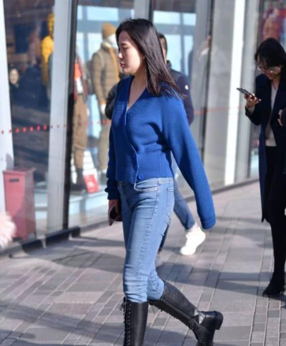 笑容|街拍:小美女身穿针织裙,修长的身材,笑容甜美又好看