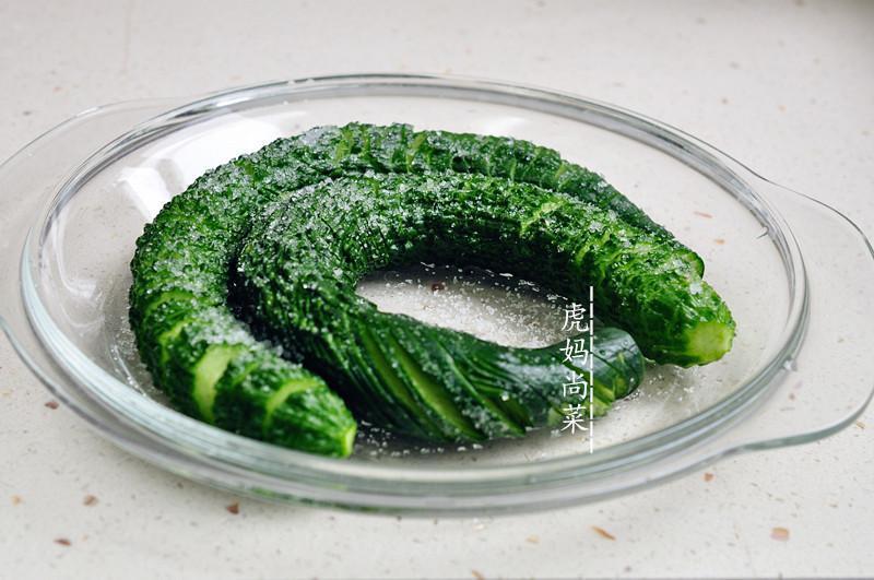 似水蛇腰|2种方法切蓑衣黄瓜,柔软似水蛇腰,怎么扭都不会断,清脆入味快
