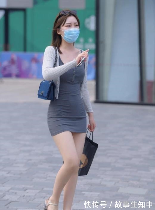 优雅 美女穿搭深灰色连衣裙搭配浅灰色针织衫,优雅大气!