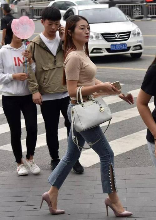 美女脚上穿着一双气质的高跟凉鞋，走路的姿态显得更加的迷人