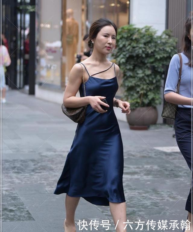 温婉|深蓝色连衣裙,吊带设计,温婉动人