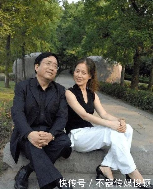 高级|有一种爱情叫做余秋雨和马兰,同样的简约穿搭尽显高级品位