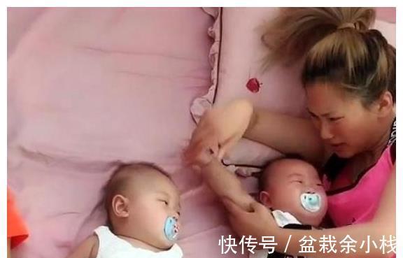 宝妈|宝妈照顾双胞胎,旁边的大宝很无助,网友:谁让你有俩弟弟?