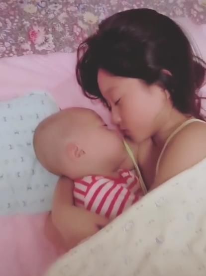 被子|姐姐带着妹妹睡午觉,宝妈掀开被子看了一眼,眼前的画面很暖心