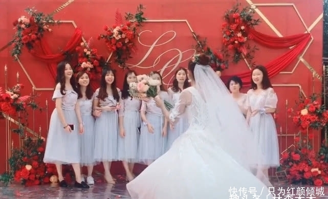 新娘仍手捧花,下一个动作令人愤怒,网友:其他闺蜜会吃醋的!