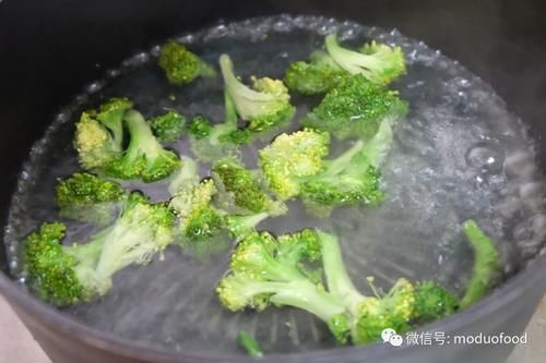  家里有老人和孩子，年夜饭推荐这道菜，做法简单营养好，清爽鲜嫩