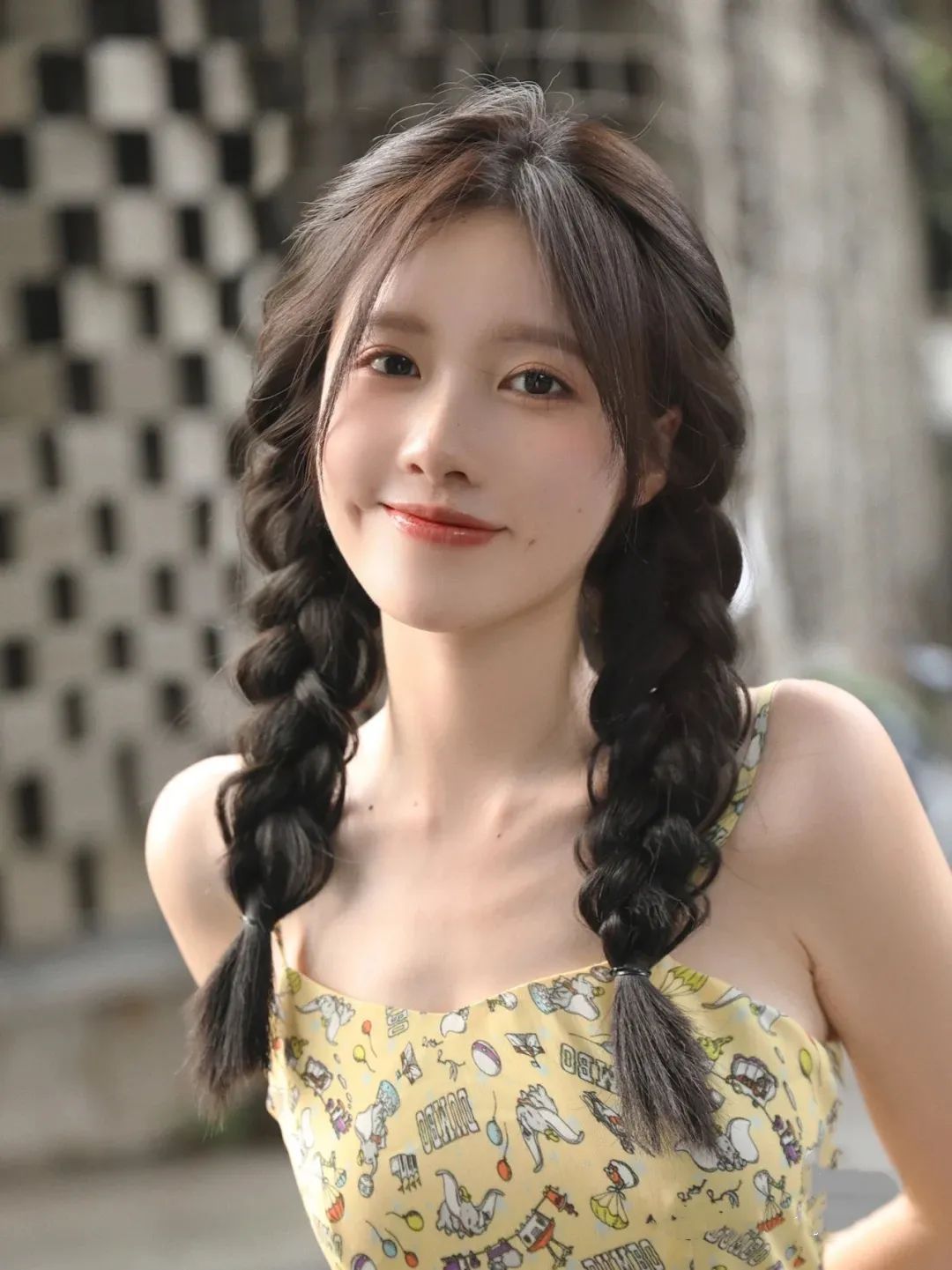 披头散发 别再披头散发了!这3个发型小技巧显嫩又高级