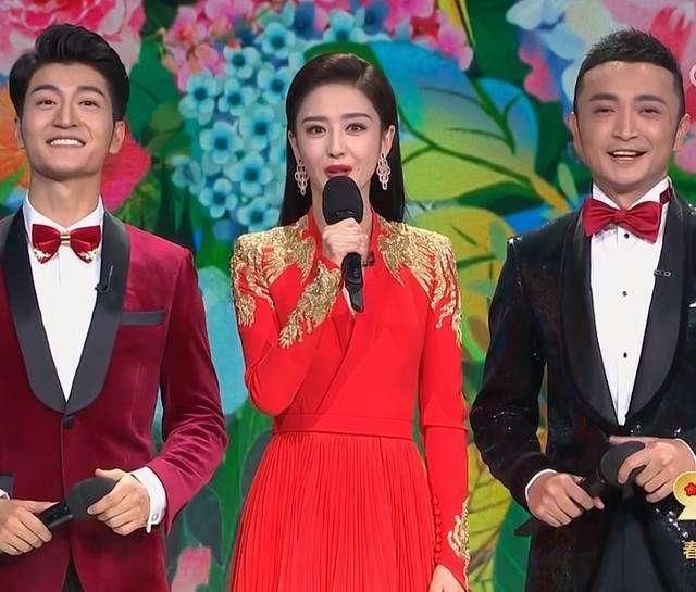 历届央视春晚主持高光时刻：倪萍业务能力过硬，撒贝宁临场反应强