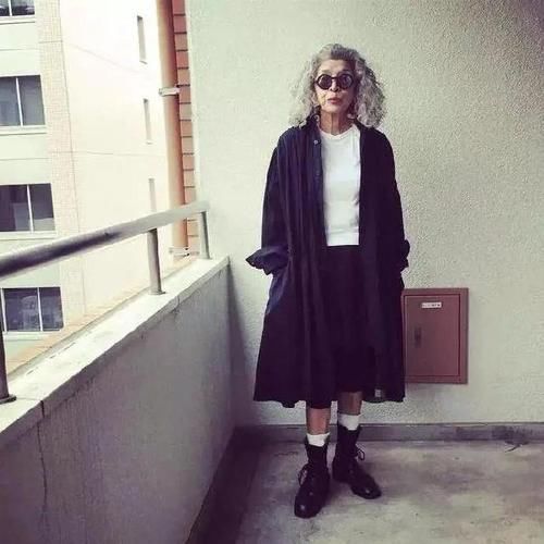 年纪大要学会优雅，看日本老太太时髦穿搭，每一套都是借鉴模板穿搭技巧＂奶奶辈＂的搭配模板