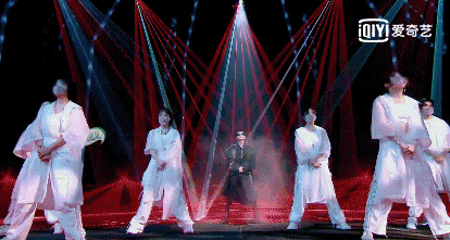 舞台|BOSS 团公演燃炸现场，他的个人舞台首秀引关注