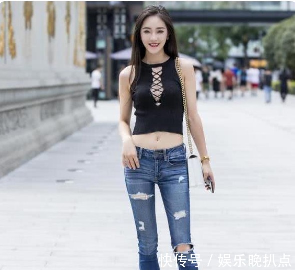紧身裤|街拍:美女小姐姐,黑色吊带搭配紧身裤,身材高挑有型