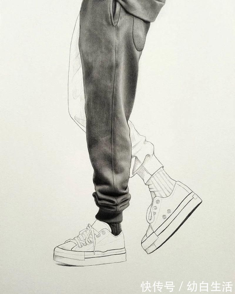 手绘$总被怼素描画得像头盔,瞧她用自动铅笔画,笔笔都是功力,厉害了!