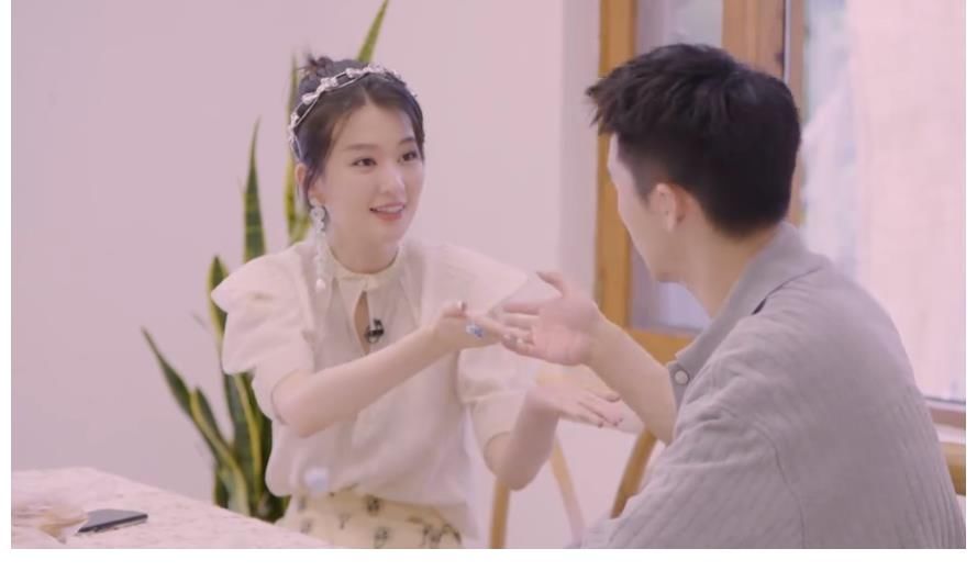 偶像剧|吴宣仪羡慕，乔欣尴尬，这综艺比偶像剧还甜