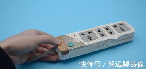 不管插线板有多脏,教你一招,不用一滴水,插线板跟新的一样干净