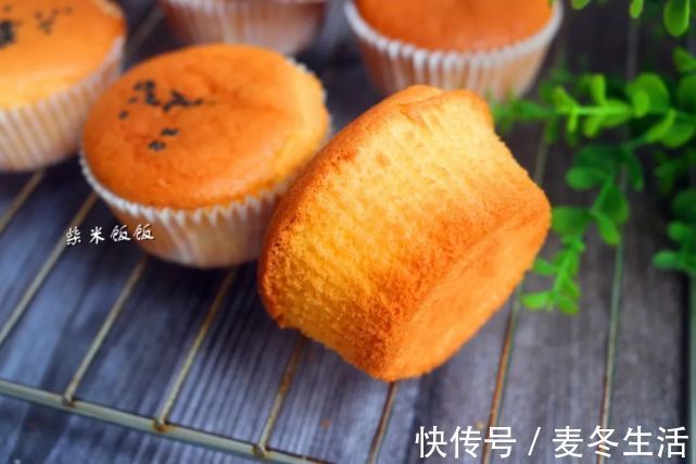 小蛋糕|3个鸡蛋,90克面粉,搅一搅做了12个蛋糕,又香又软孩子喜欢吃