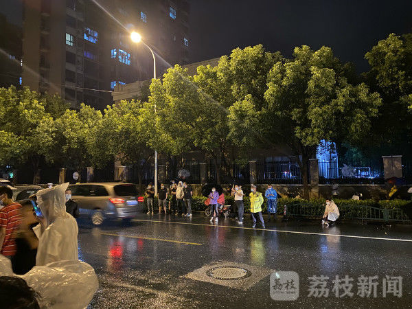 风险|直击上海唯一中风险小区解封！6岁女孩在雨中为志愿者唱起这首歌