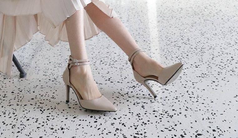 目光|女生穿高跟鞋吸引目光! 这样的高跟鞋, 完美展现女人的魅力