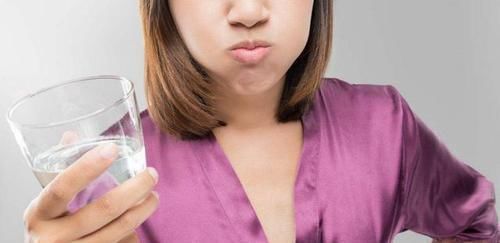 不良习惯|早上起床后，嘴里味道很臭，坚持两个动作，口臭悄悄远离你