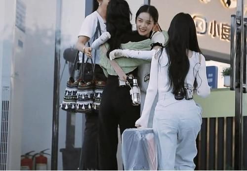 档综艺节目|要不是赵丽颖的“临场反应”,丁真这次怕是要被骂上热搜了吧