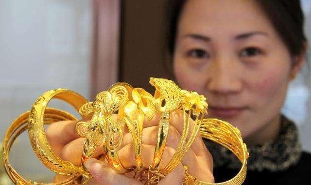 店员#女人金店买首饰,别轻易试戴!离职店员道出“隐情”,幸好没被坑