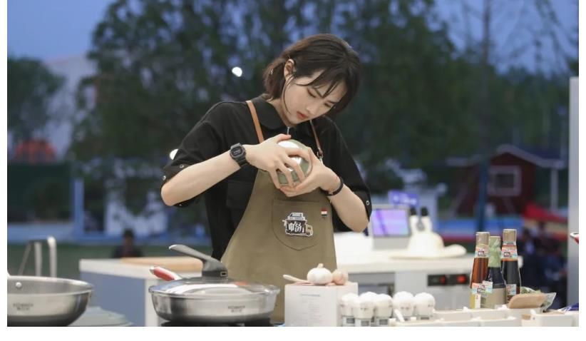 姚安娜|《中餐厅》热得嘉宾脱妆,姚安娜的刘海油腻,宁静的黑眼圈很明显