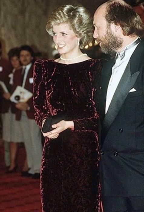 额头|狗链子戴额头上,珍珠项链背部反戴,戴安娜的时髦凯特梅根追不上