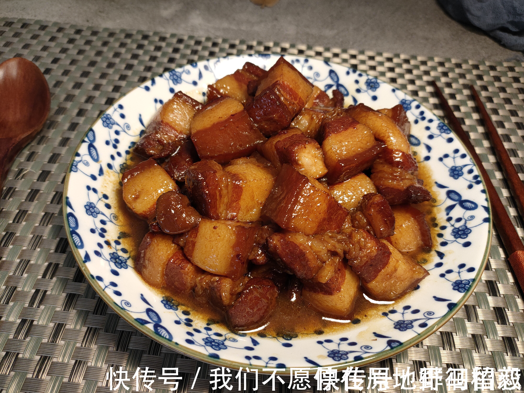 爷爷做了几十年红烧肉,口感软烂香入味,香料只加这四味即可