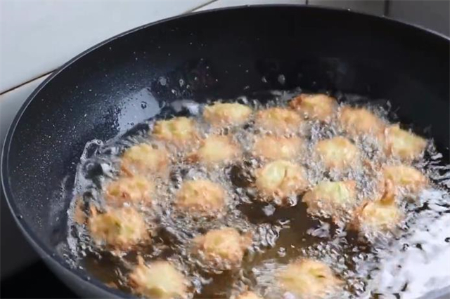 丸子|萝卜丸子怎么做才好吃?原来诀窍如此简单,一次做一锅,太香了