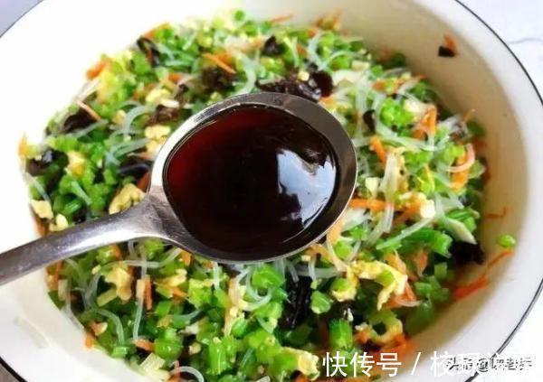 酥脆焦黄的黄金元宝馅饼,美味的早餐美食,一碗胡辣汤,人间美味