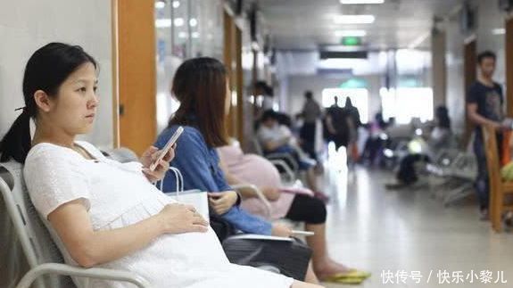 兄弟俩|为27岁儿子生弟弟,宝妈高龄生产引争议:等两年抱孙子不好吗?