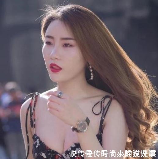 穿搭 吊带长裙露出洁白锁骨,长发搭在肩上,尽显魅惑!