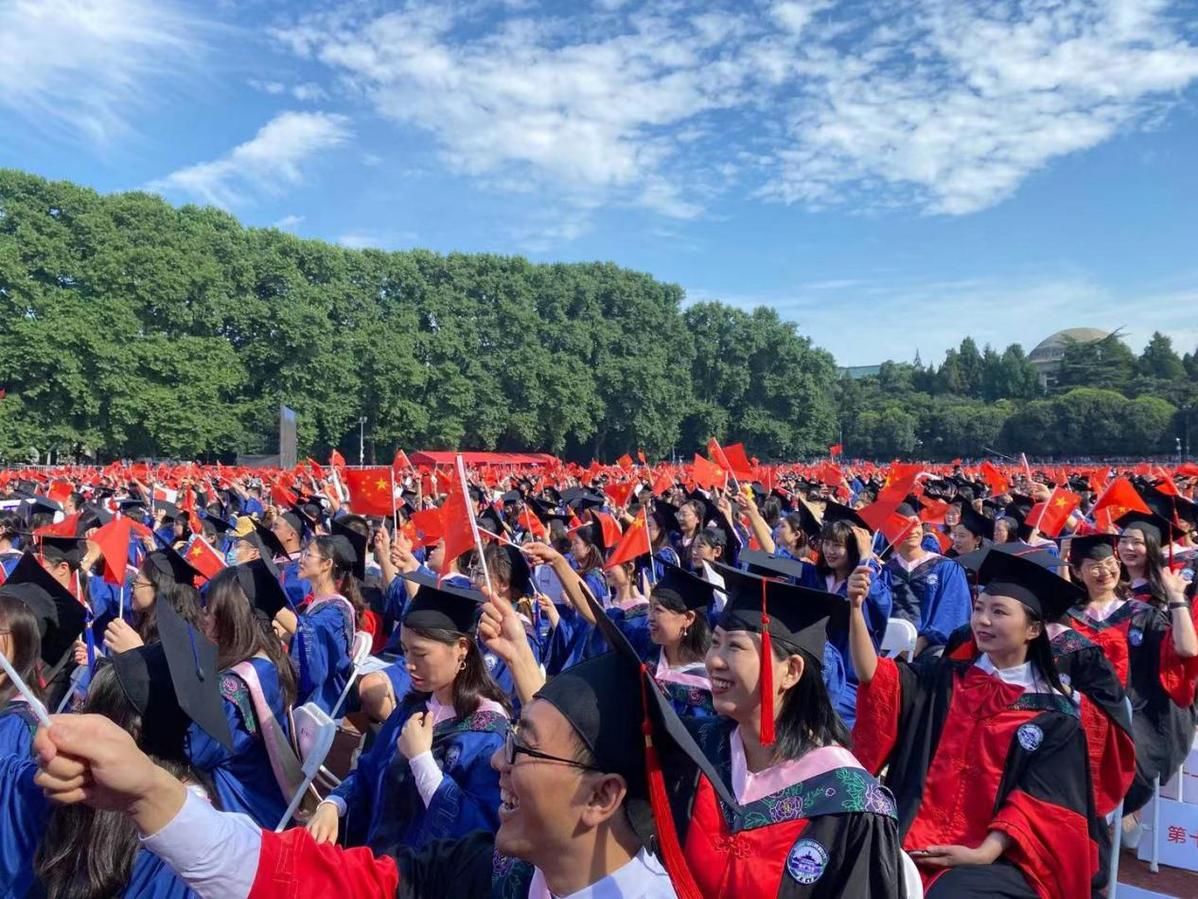 万人|武汉大学举办万人毕业典礼