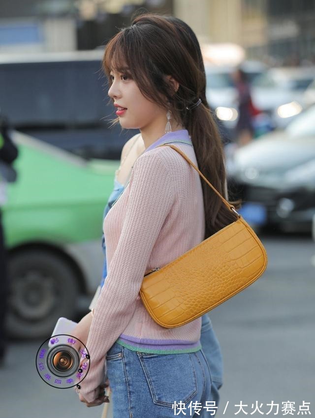 搭配 打底裤显优雅,充满了休闲的气息,极具气质!