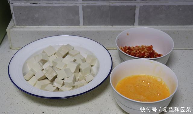 简单|豆腐放在鸡蛋里面,这道菜火了,做法简单零基础,好吃又好看