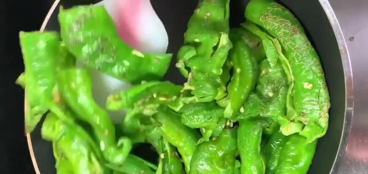 虎皮青椒的做法,香辣脆爽好吃不油腻,和米饭搭配拿肉都不换