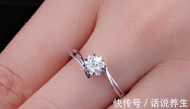 钻石$结婚钻戒如何挑选结合5个方面选择,看完还不会选就算我输!