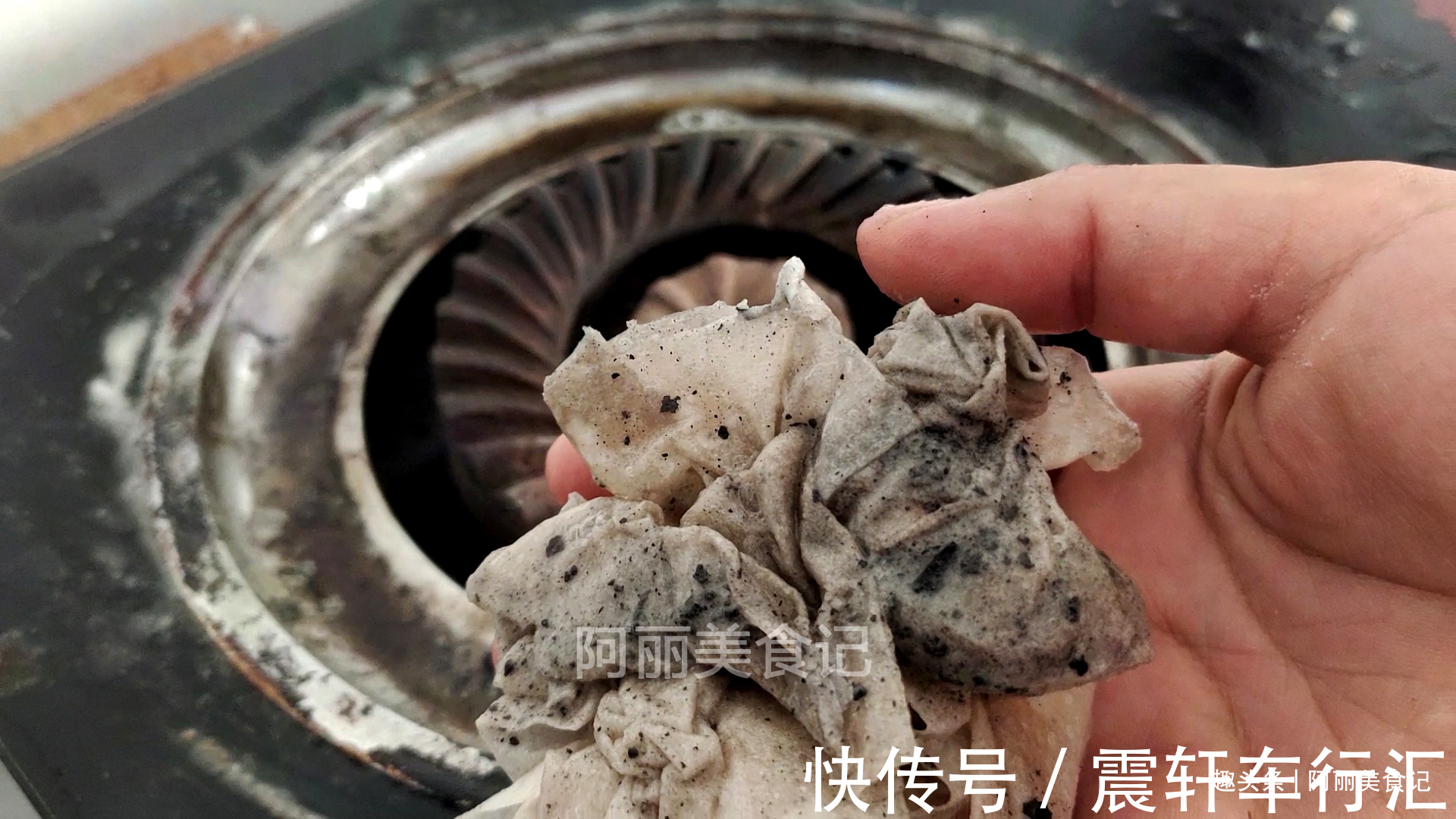 今天才知道，把白醋倒在燃气灶上，一年省出好几百开支，方便实用