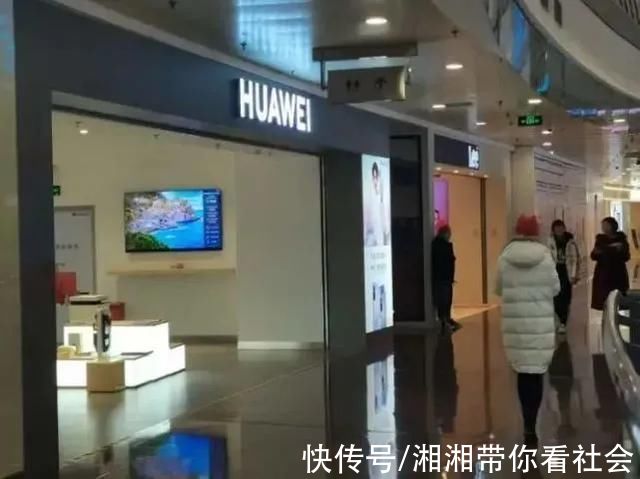 样机|辣眼睛!知名品牌手机店，出现不雅照片和视频