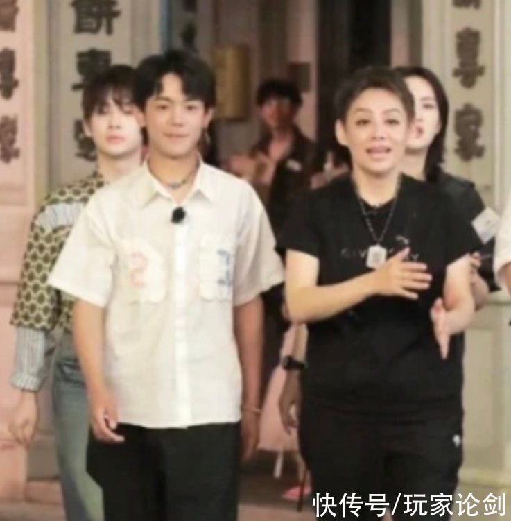 丁真|《中餐廳5》路透，全員穿復(fù)古風(fēng)服裝，這個飛行嘉賓來頭可不小