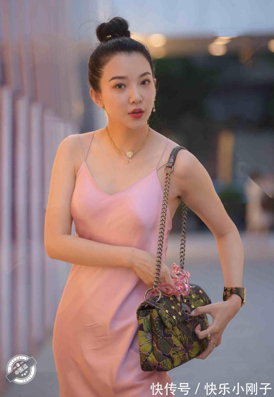 连衣裙 清新活泼的连衣裙装扮不乏气质感,展示美好身材,灵活多变